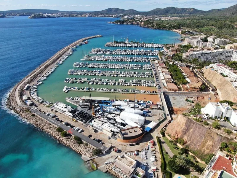 Vista aérea de Puerto Portals y el varadero de Mundimar junto a la entrada del puerto.