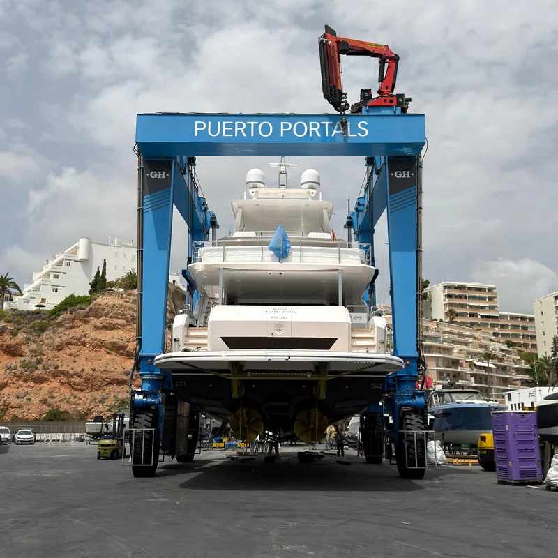 Embarcación suspendida del travelift de Puerto Portals en el varadero de Mundimar.